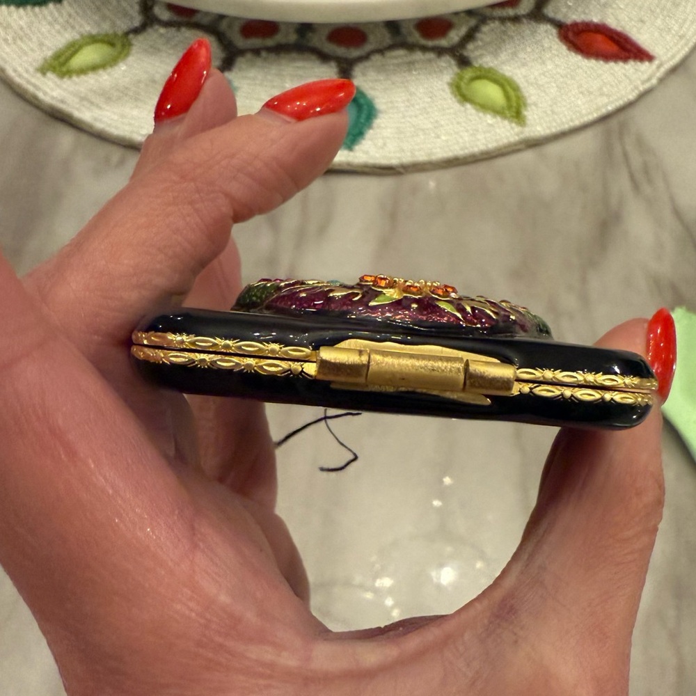 Jay Strongwater Skull Compact Mirror - Picture 4 of 7